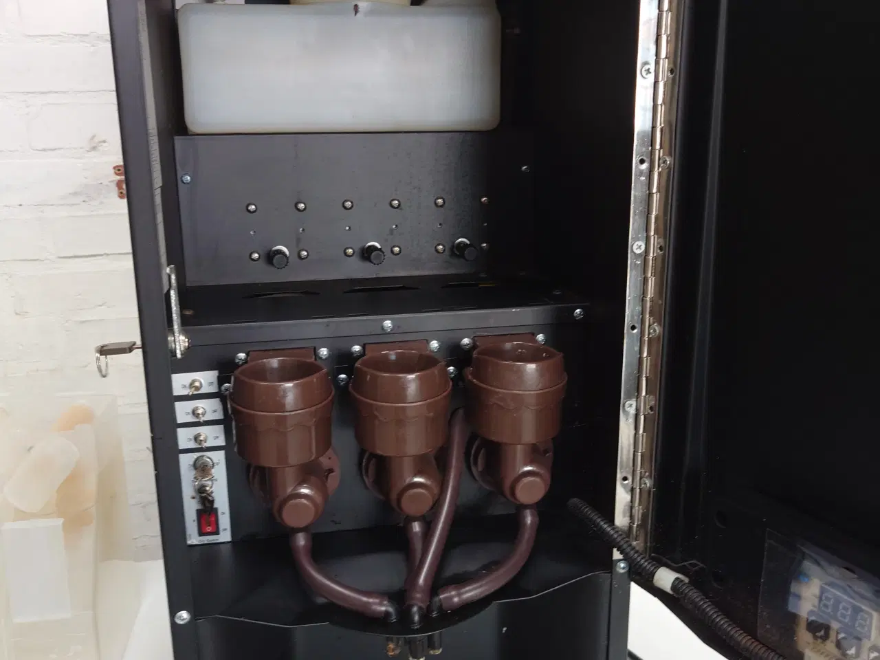 Billede 2 - Kaffeautomat 3*kaffe /cacao og en med varmt vand  