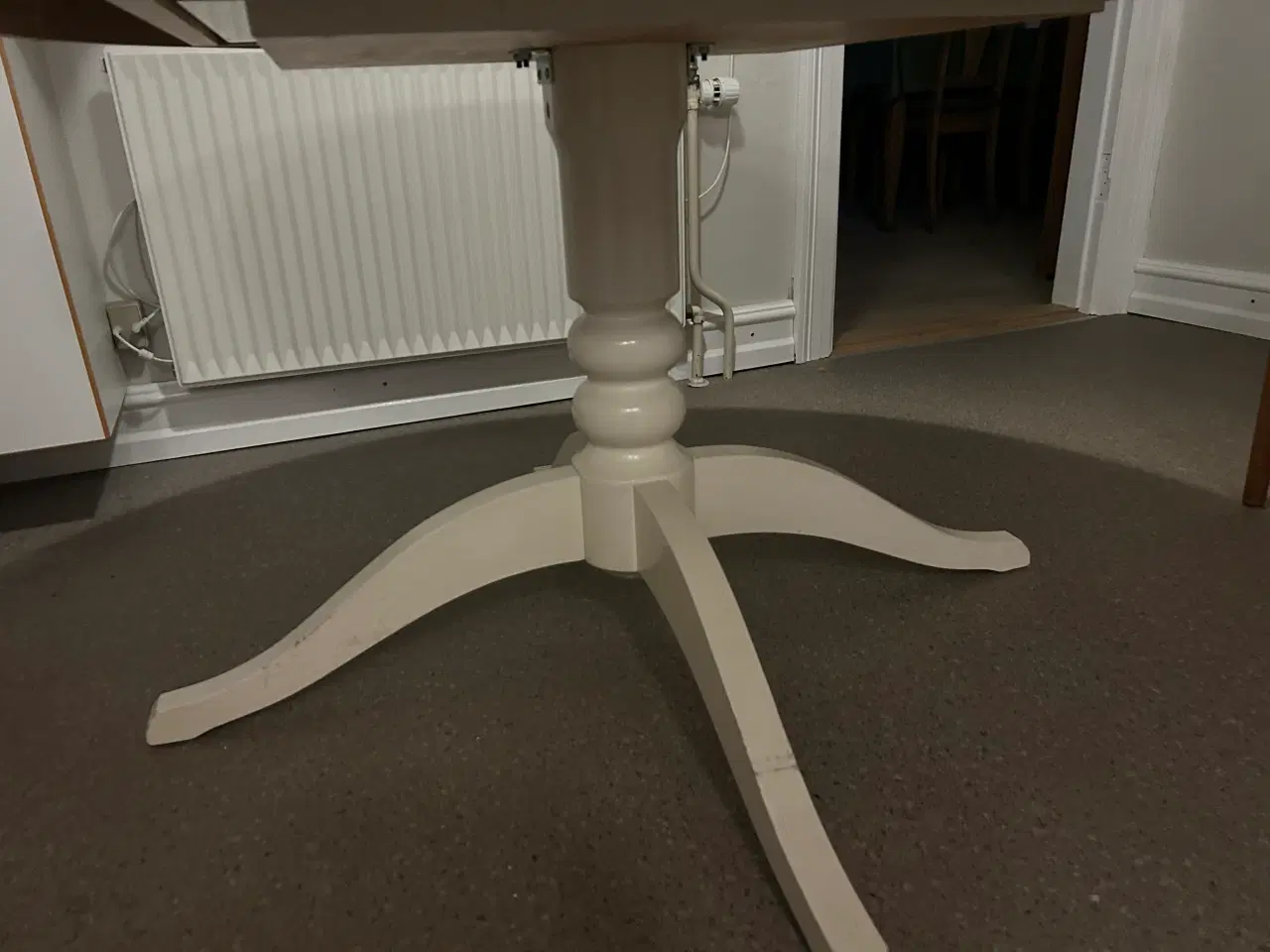 Billede 2 - Hvid Spisebord med 2 tillægsplader