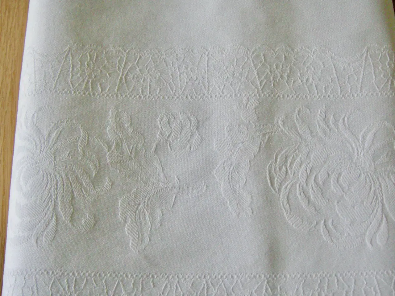 Billede 2 - Lang vintage damask spisebordsdug 130x270, Hvid