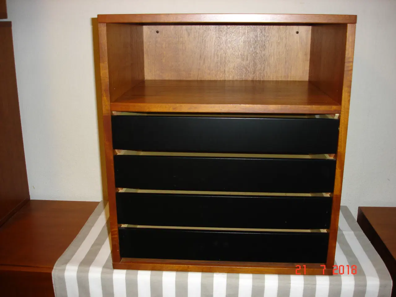 Billede 1 - Skab , lys mahogny m. sorte skufferH: 56,B: 50, D: