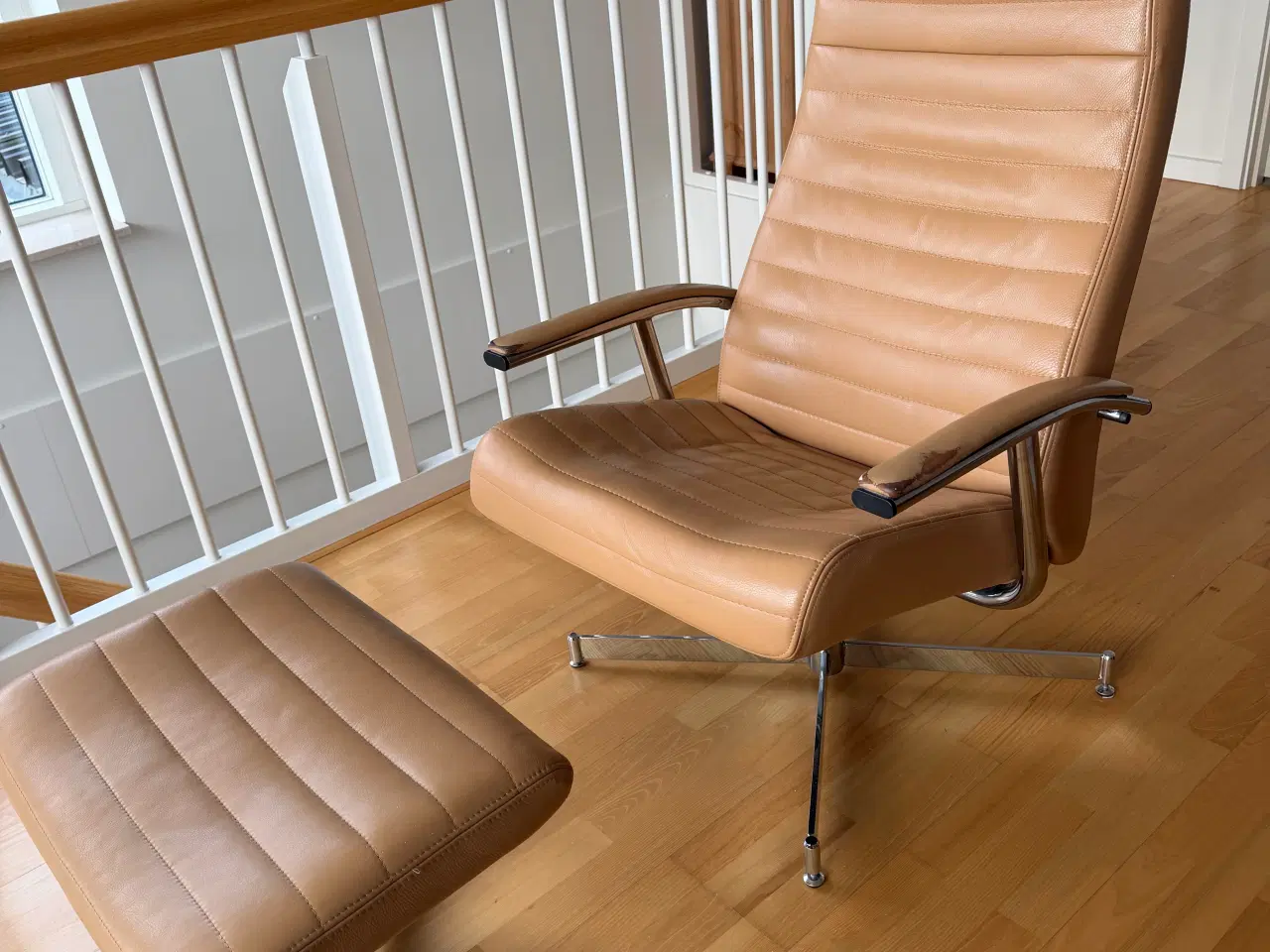 Billede 1 - Lænestol med skammel i lys brun læder