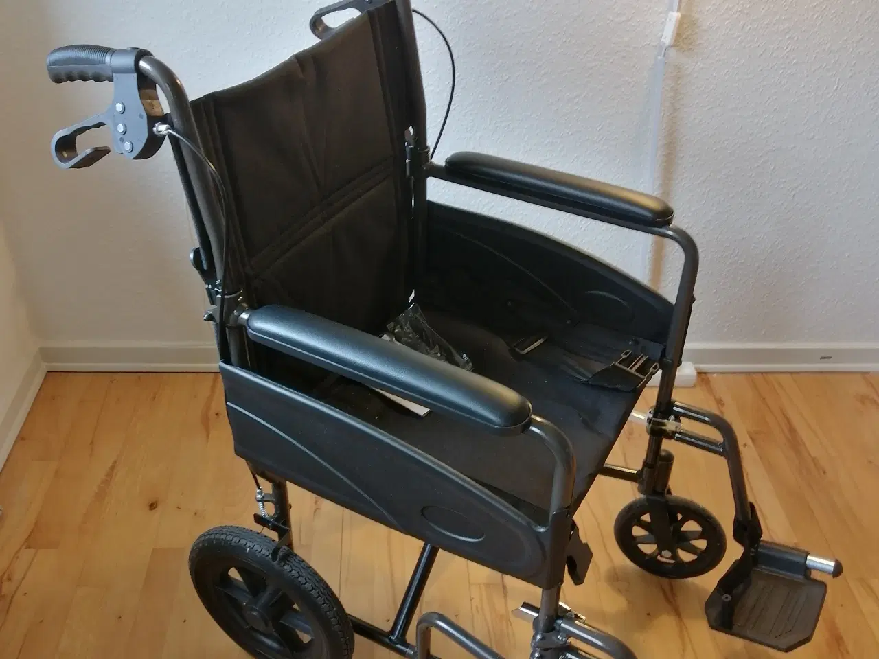 Billede 1 - Kørestolen er næsten ny