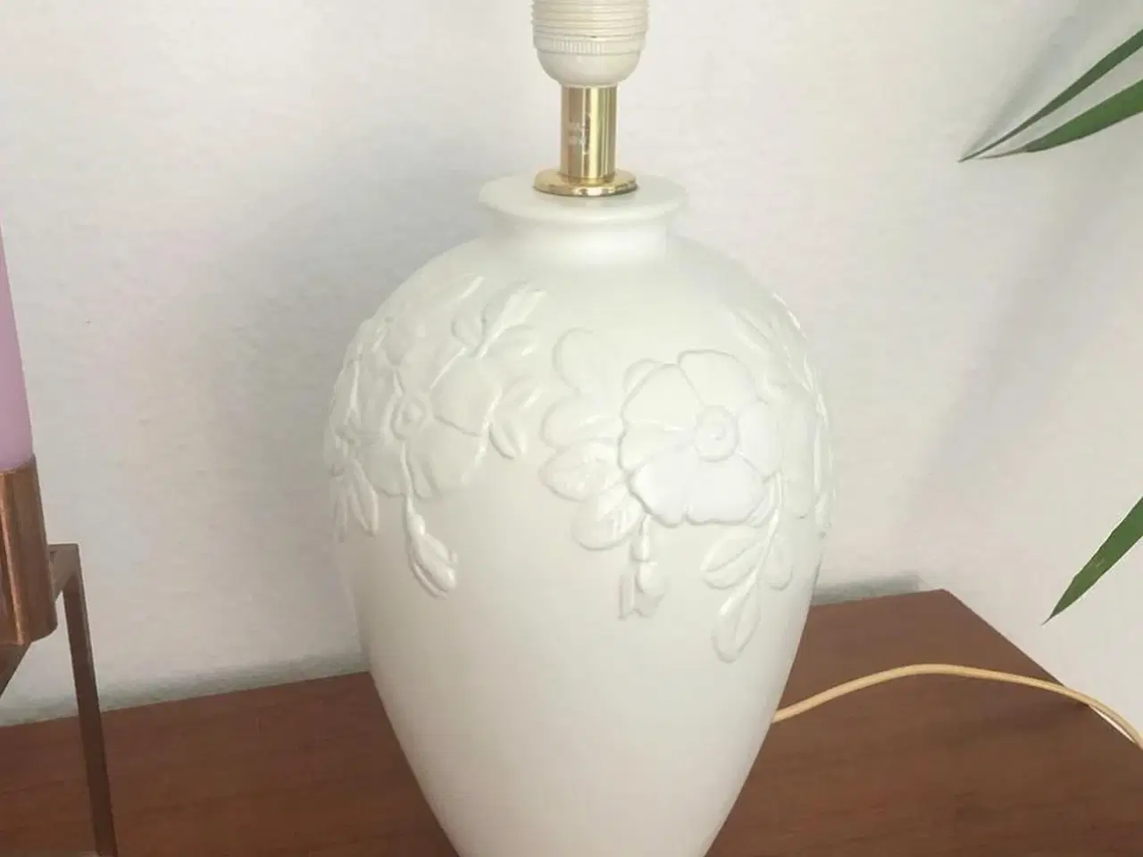 Billede 3 - Bordlampe, hvid m blomster