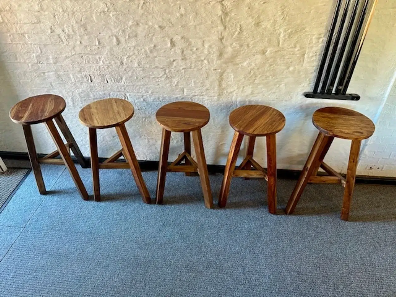 Billede 2 - 5 stk. barstole i massivt træ
