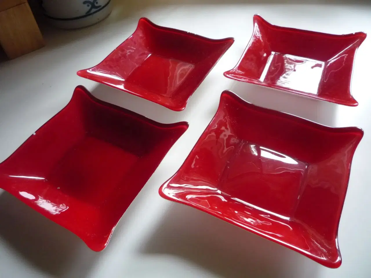 Billede 1 - 4 postkasserøde glas asietter