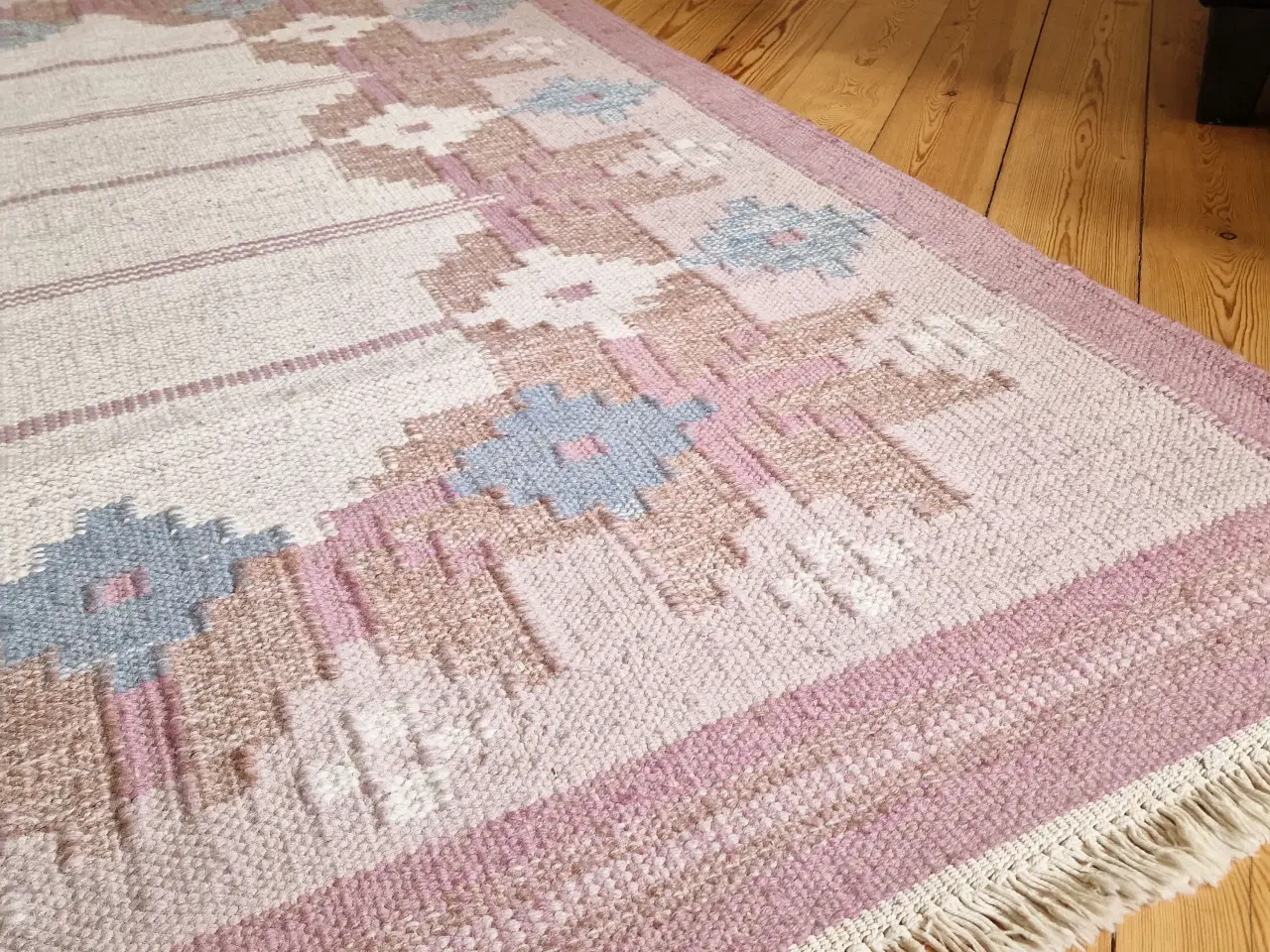 Billede 2 - Lækkert röllakan-tæppe. 