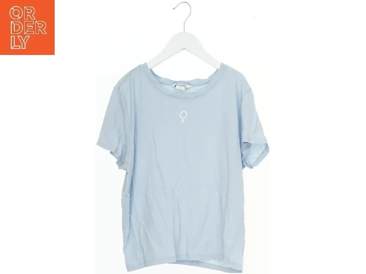 Billede 1 - Lyseblå T-shirt med kvindetegn symbol fra Monki (str. M)
