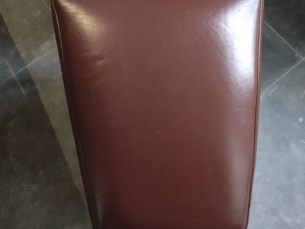 Billede 4 - Brun Hurup læder stol med fodskammel