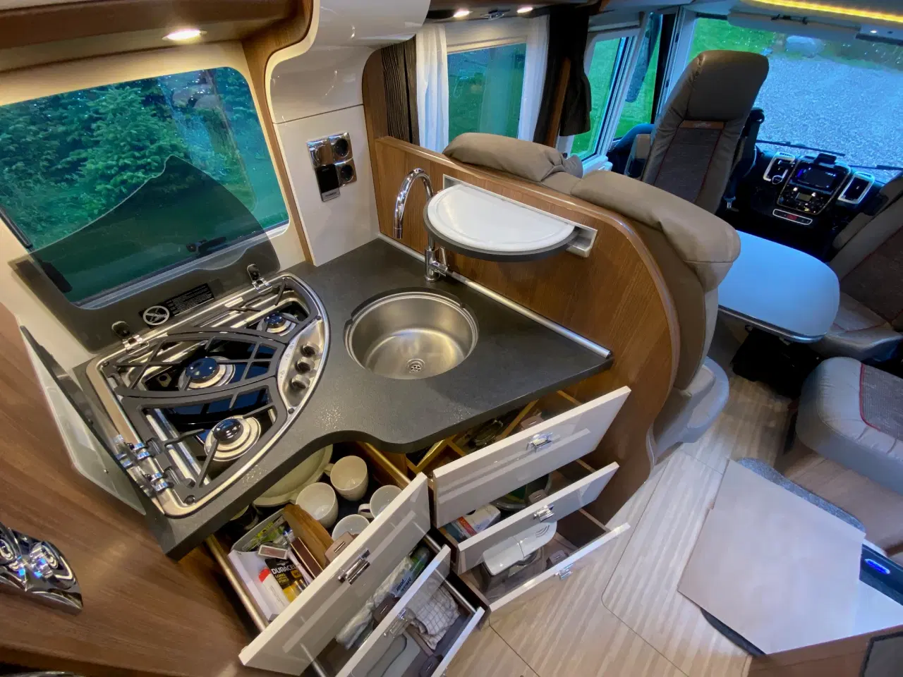 Billede 6 - Helintegreret lux camper , Queensbed, 3500kg, aut.