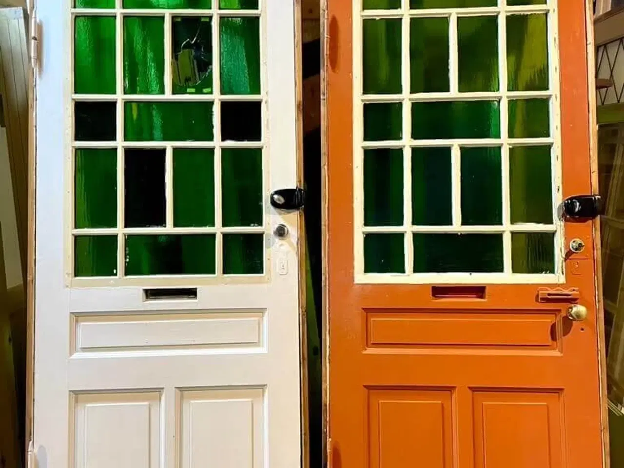 Billede 2 - Venstrehængt opgangsdør m. glas og karm