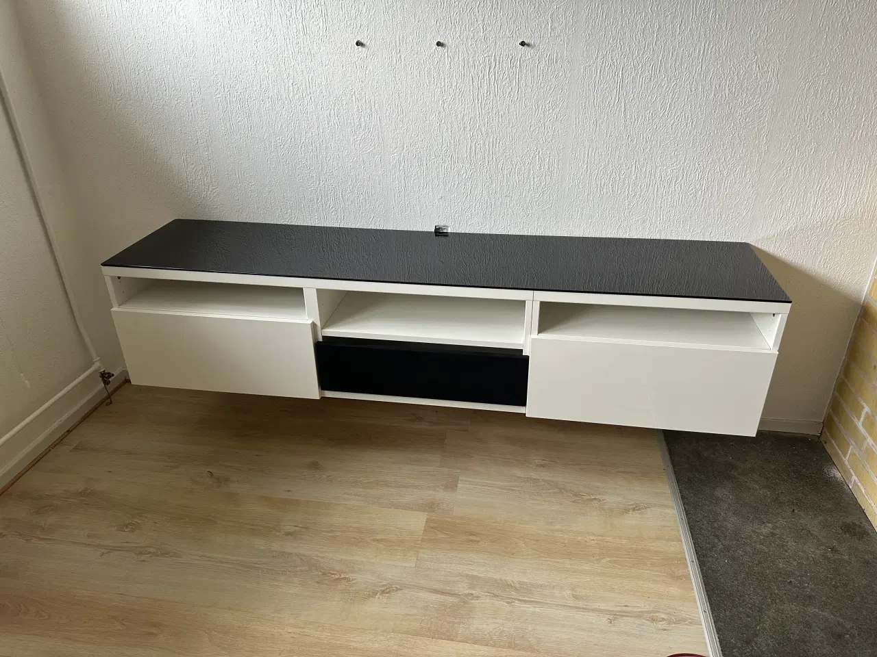 Billede 1 - BESTÅ TV-bord fra IKEA sælges