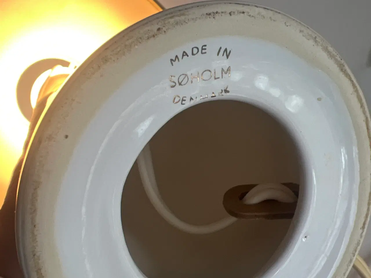 Billede 1 - Bordlampe i glaseret hvid keramik med messing