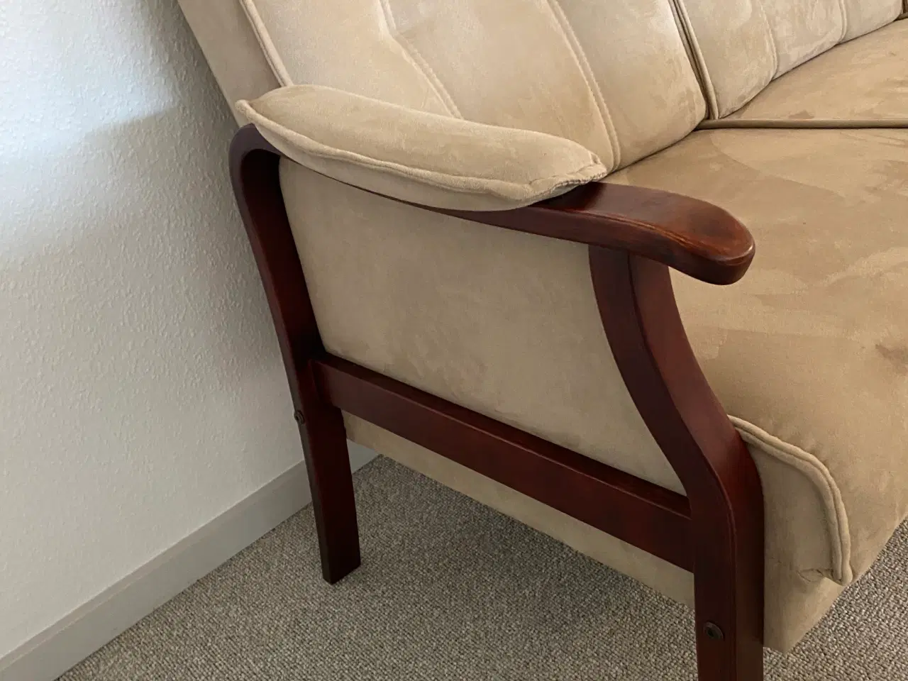 Billede 4 - Sofa med tæt velourstof. 
