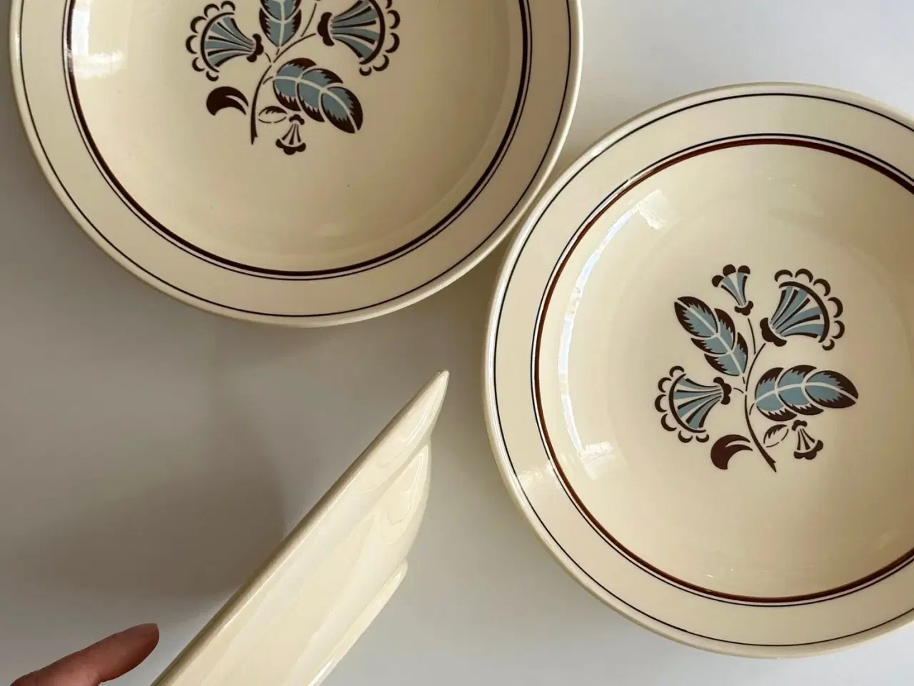 Billede 3 - Dybe fajancetallerkner, 3 stk samlet