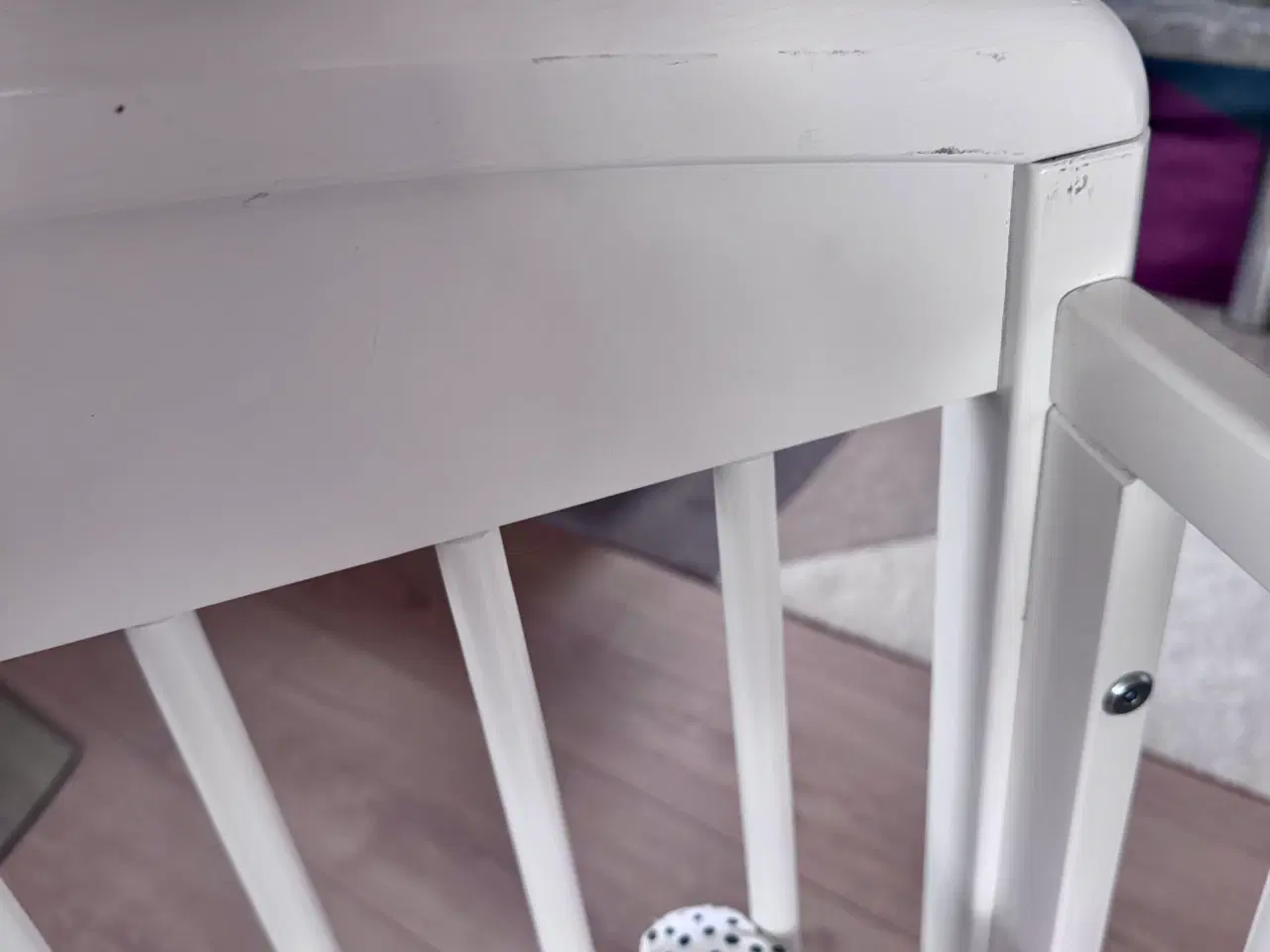 Billede 3 -  Hvid tremmeseng
