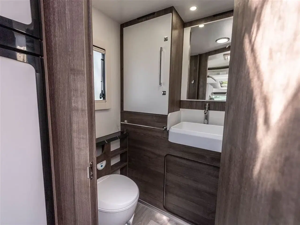 Billede 8 - 2026 - Benimar Tessoro 488 Rummelig camper med face-to-face siddegruppe