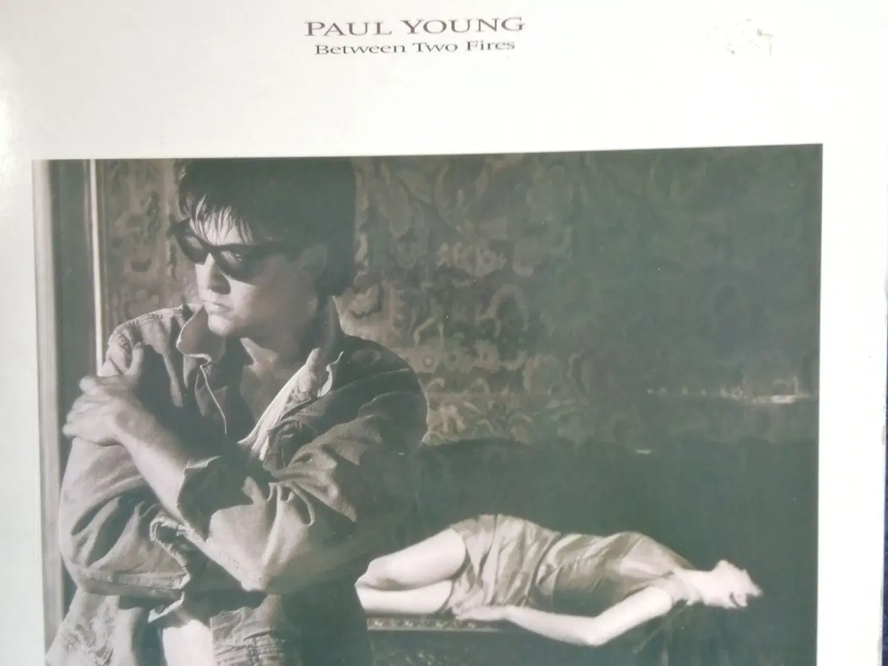 Billede 1 - Paul Young: Between Two Fires