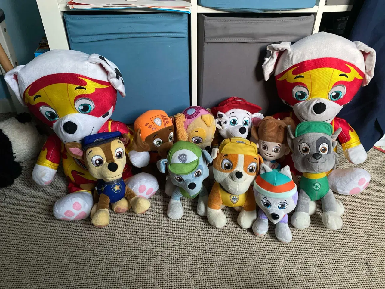 Billede 1 - Paw Patrol bamser 2 store og 6 små 