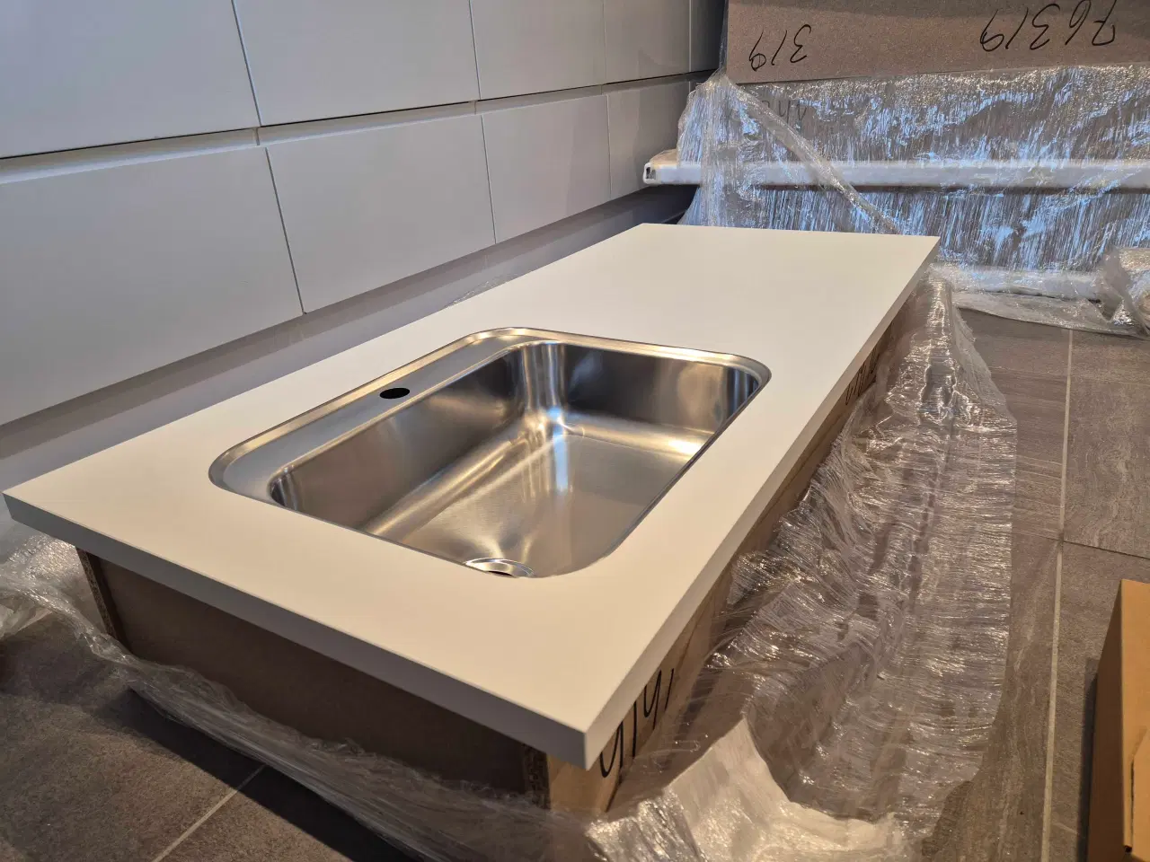 Billede 3 - Bordplade med nedlimet vask.