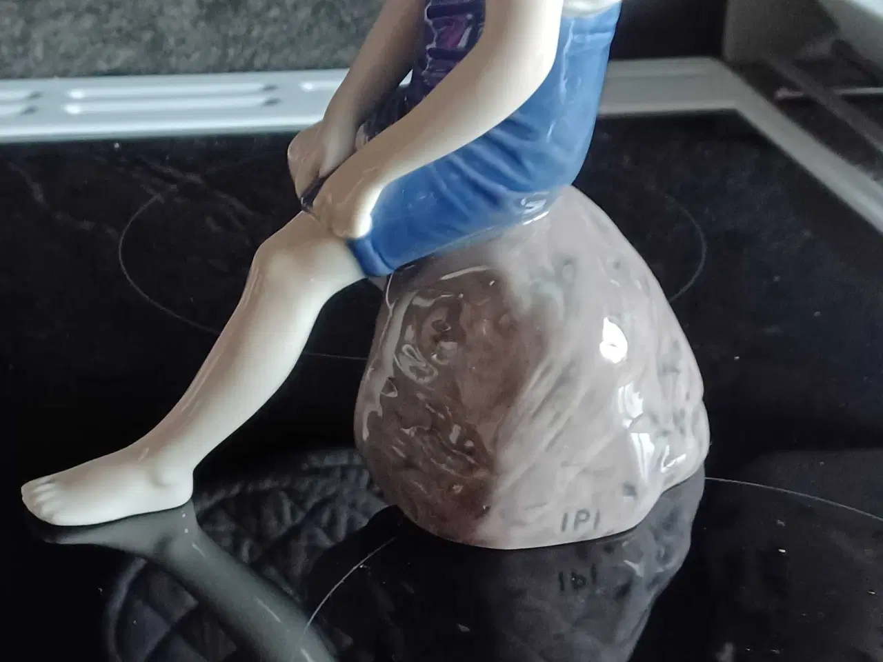 Billede 5 - B&G dreng på sten