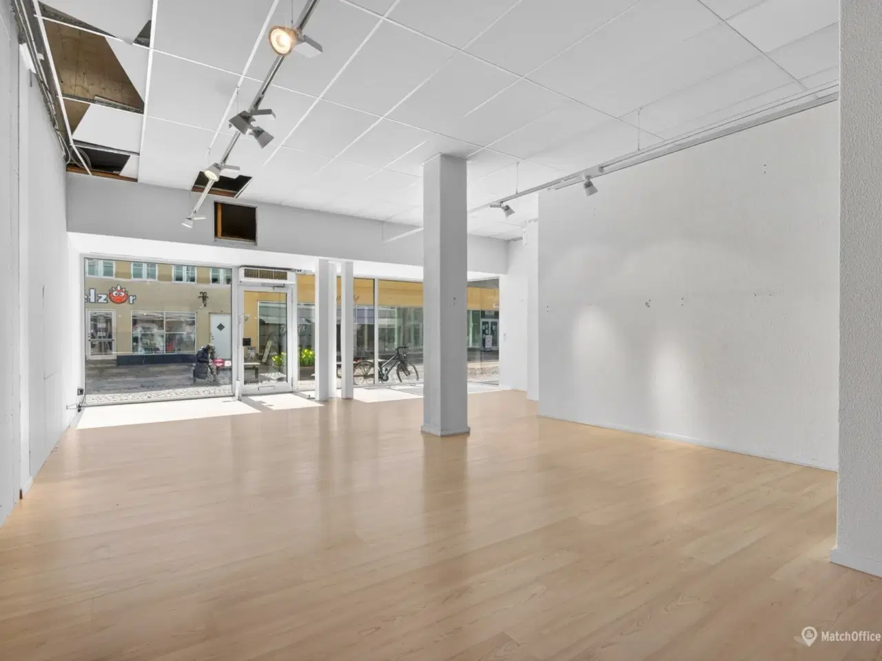 Billede 3 - Synligt og velplaceret butikslejemål med rigtig fin facade og udstillingsfaciliteter