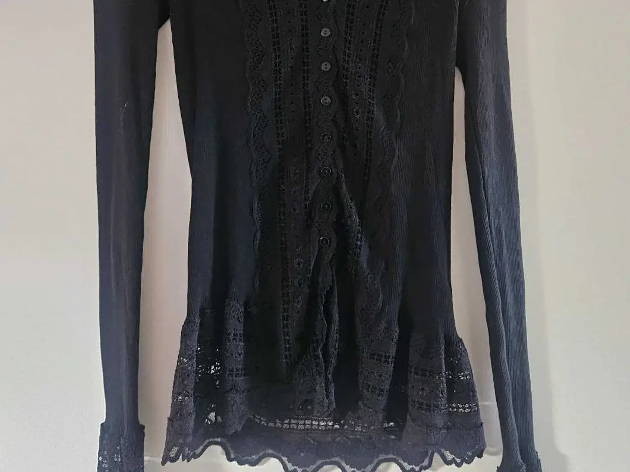 Billede 1 - Rosemunde sort bluse, størrelse S/M
