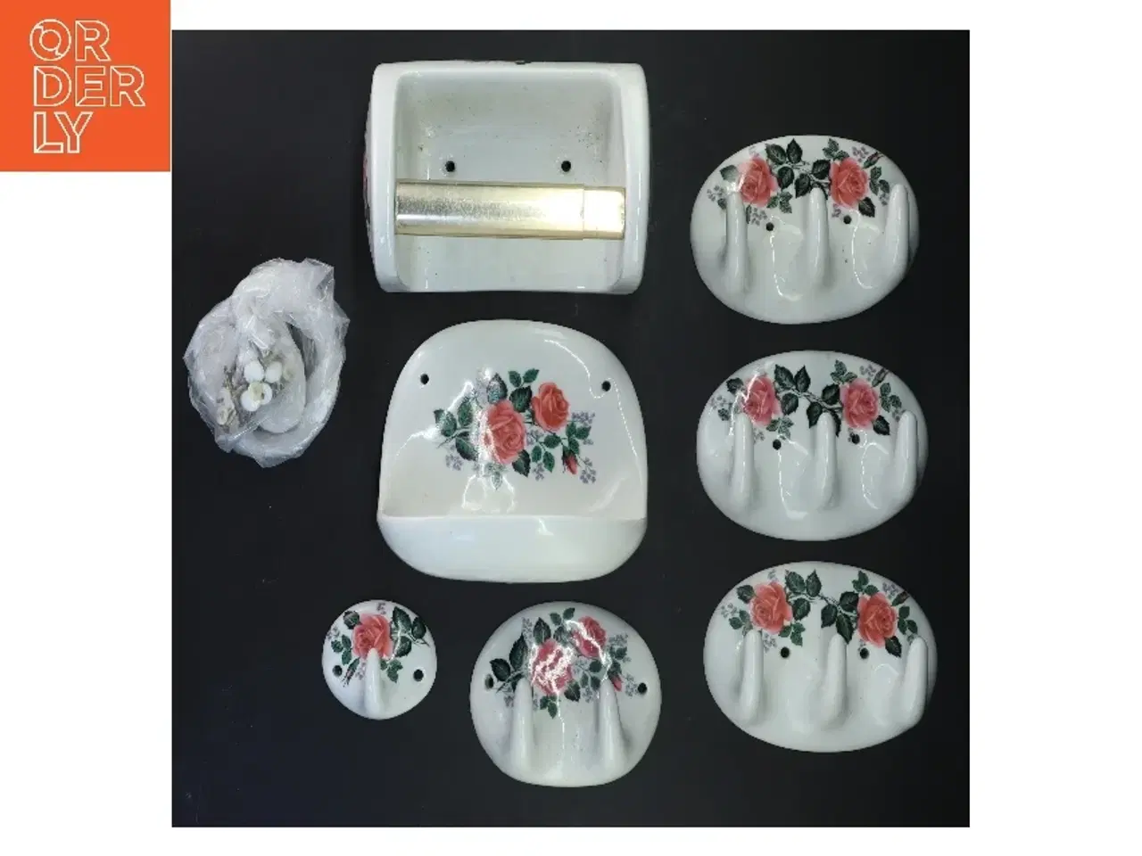 Billede 1 - Gammelt Sæt af keramik kroge, beholder til sæbe og holder til toiletpapirmed blomsterdesign, til badeværelset (str. 7-17 cm)