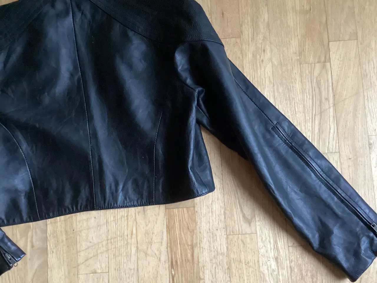 Billede 6 - Sort læder jakke / bolero fra Nör