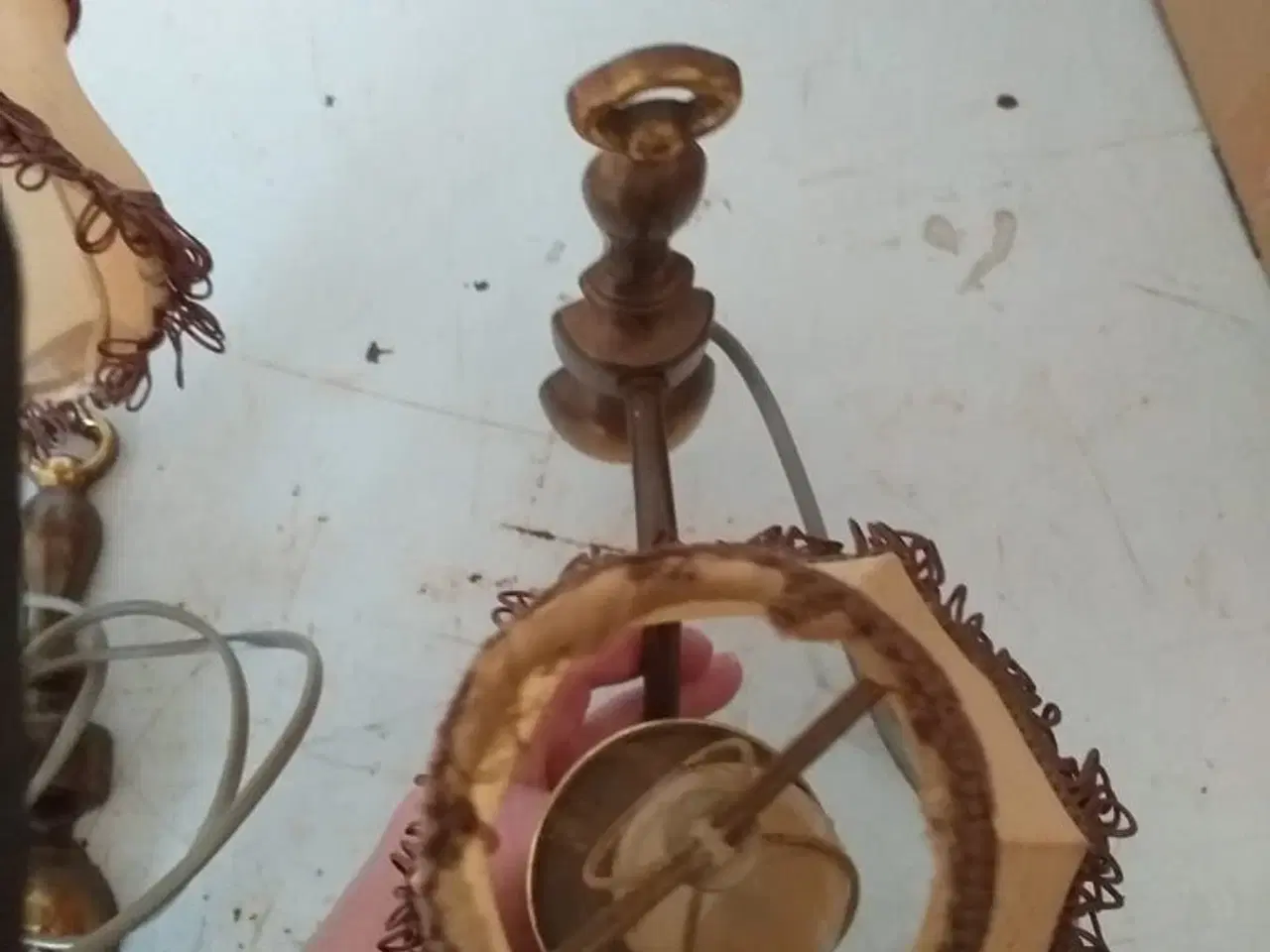 Billede 2 - 2 antikke lamper med skærme