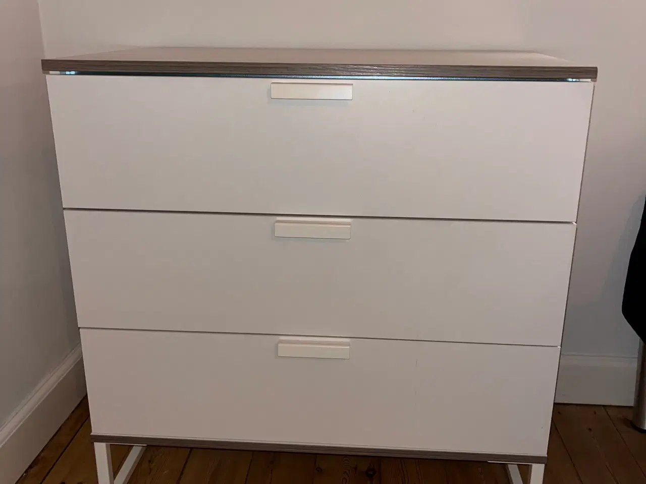 Billede 1 - Hvid kommode