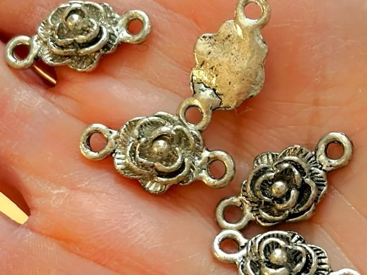 Billede 5 - Smykkefremstilling. Mellemdele formet som roser