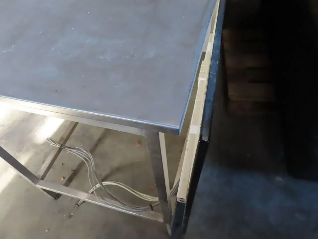 Billede 8 - Desk, stålbord med skuffeinsatser og stikkontakter.
