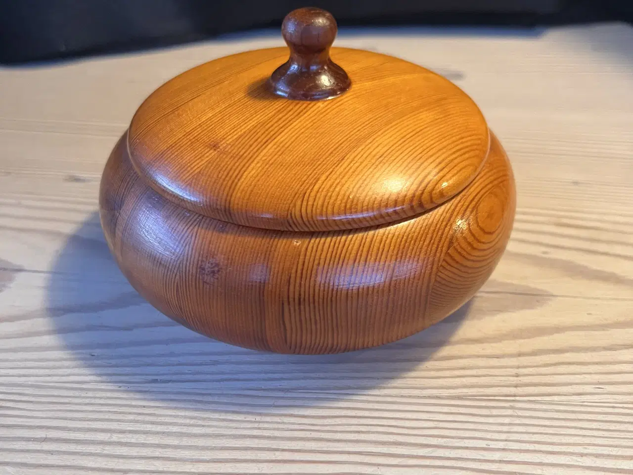 Billede 1 - Charmerende lågkrukke i lakeret træ 