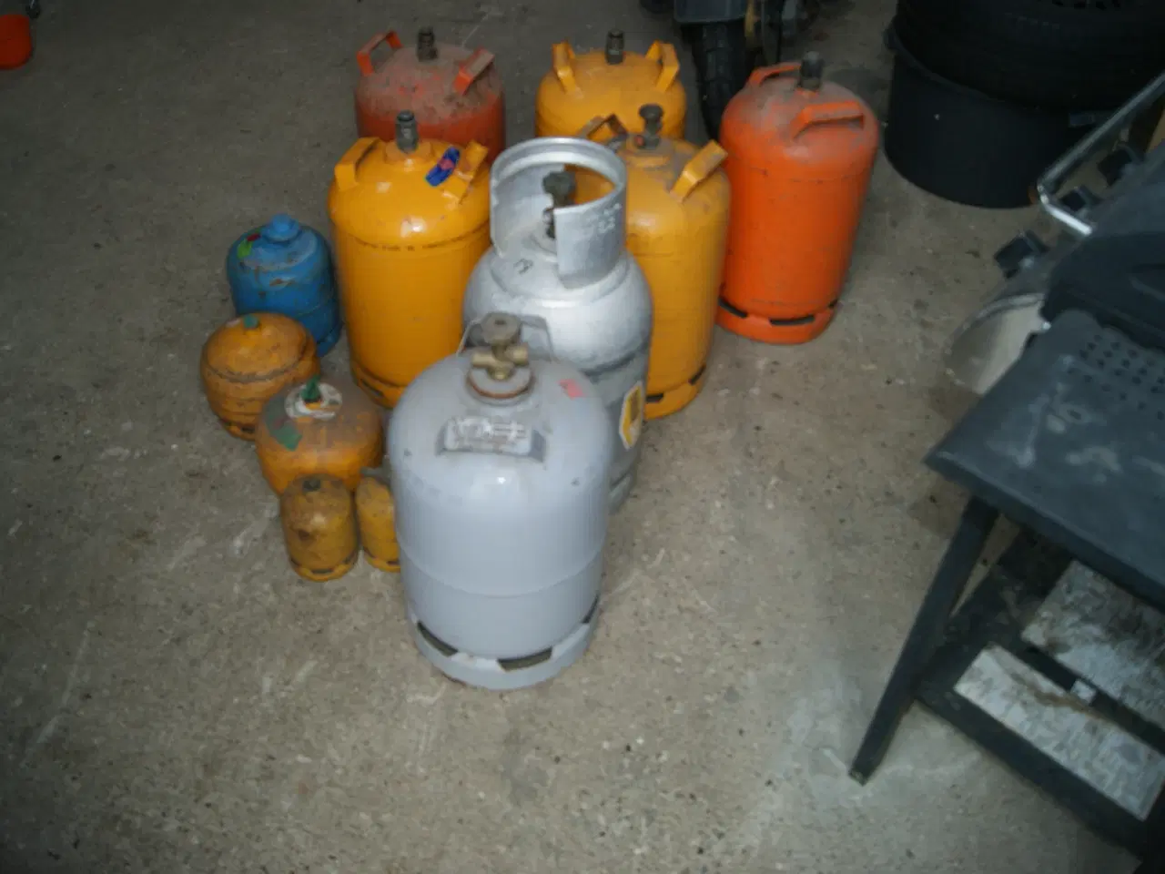 Billede 2 - Gule små og store gasflasker sælges.