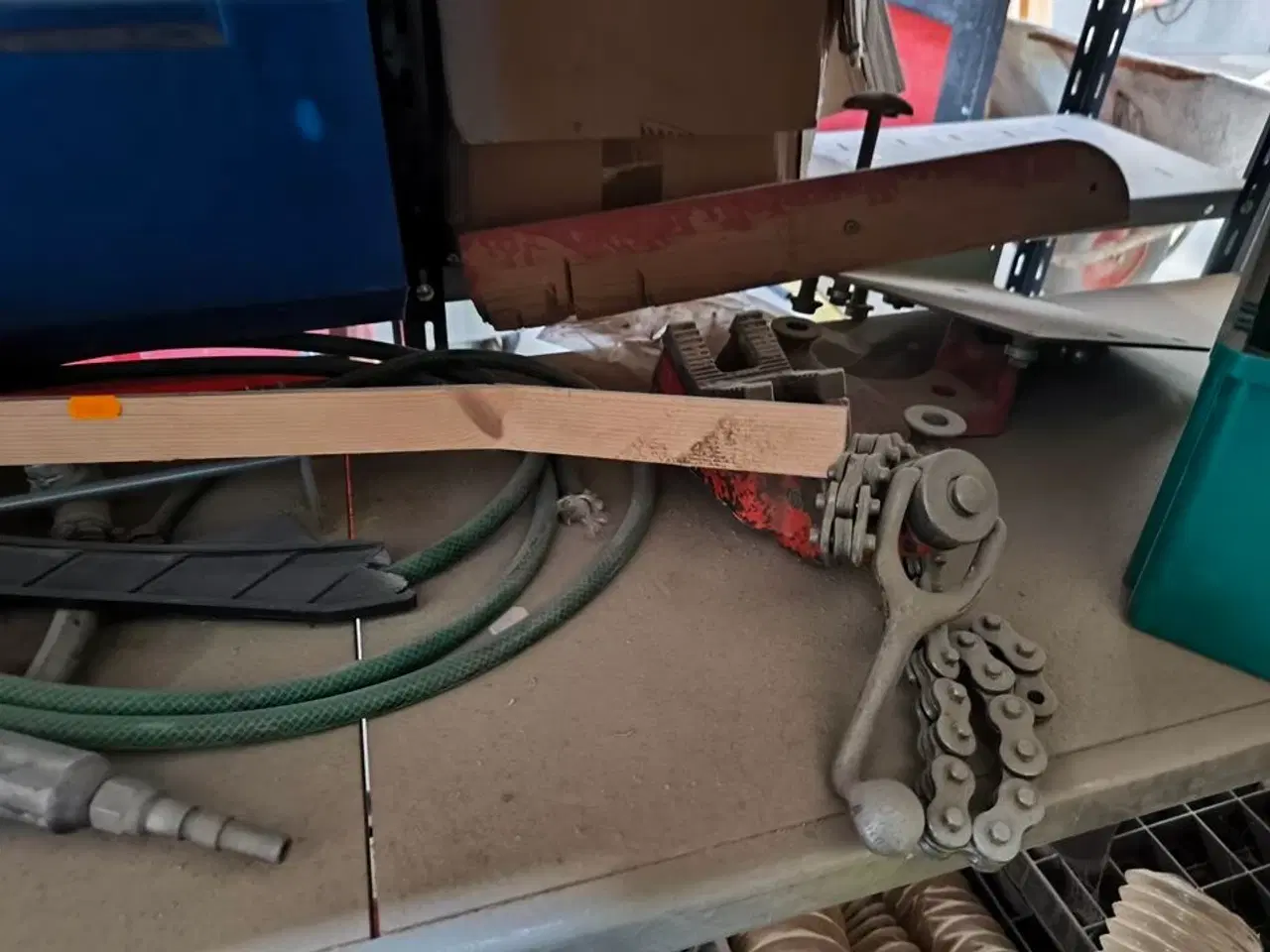 Billede 10 - Indhold på reol (højre fag)