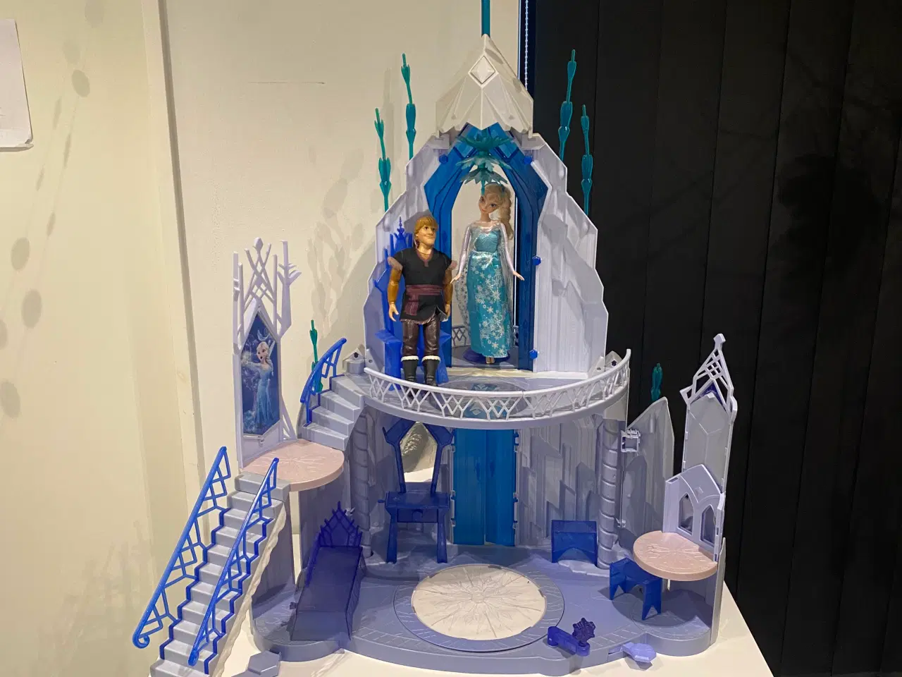 Billede 1 - Elsa Barbie, Frozen slot og Kristoffer Barbie