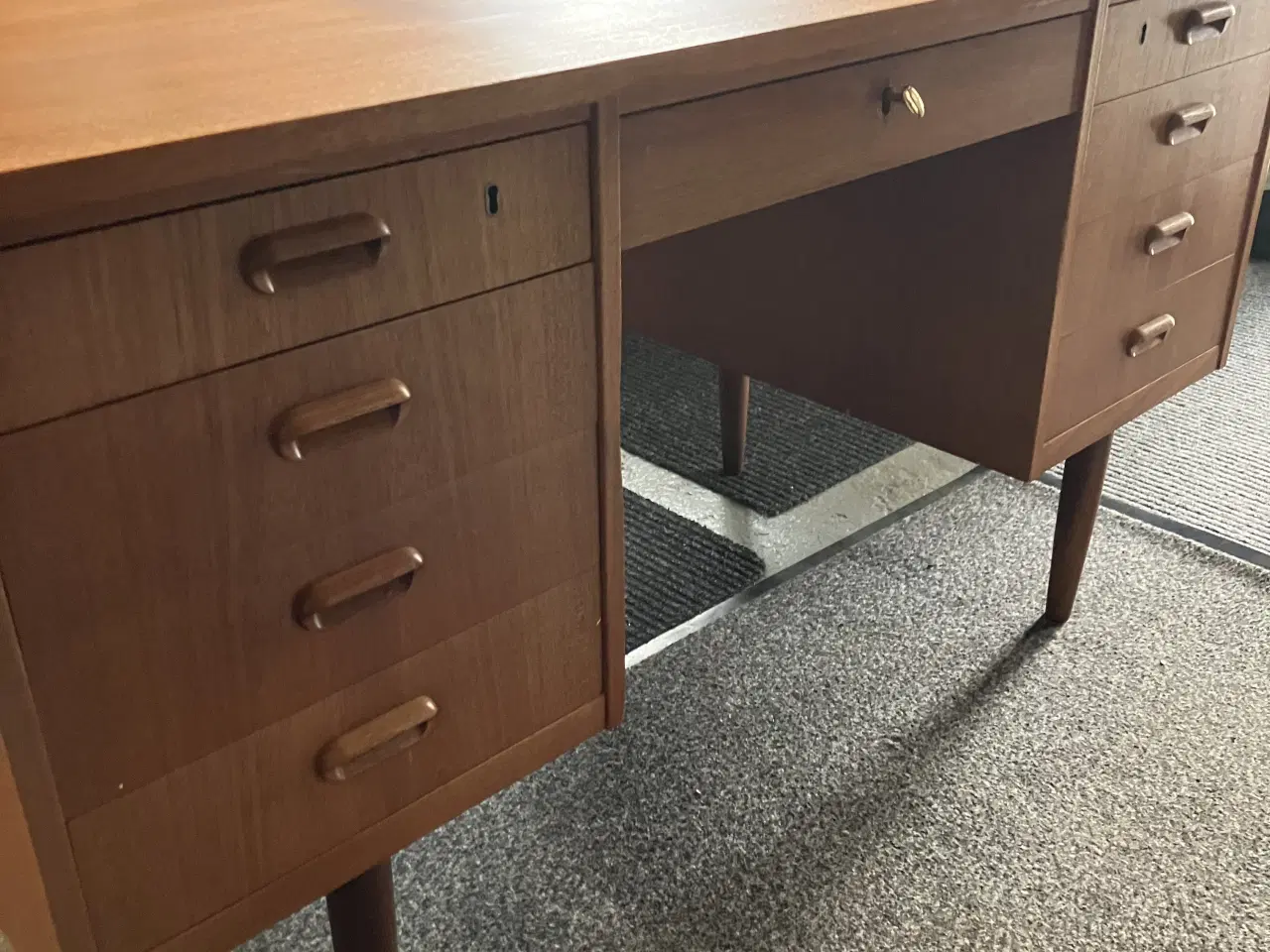 Billede 1 - Teaktræsskrivebord med 9 skuffer