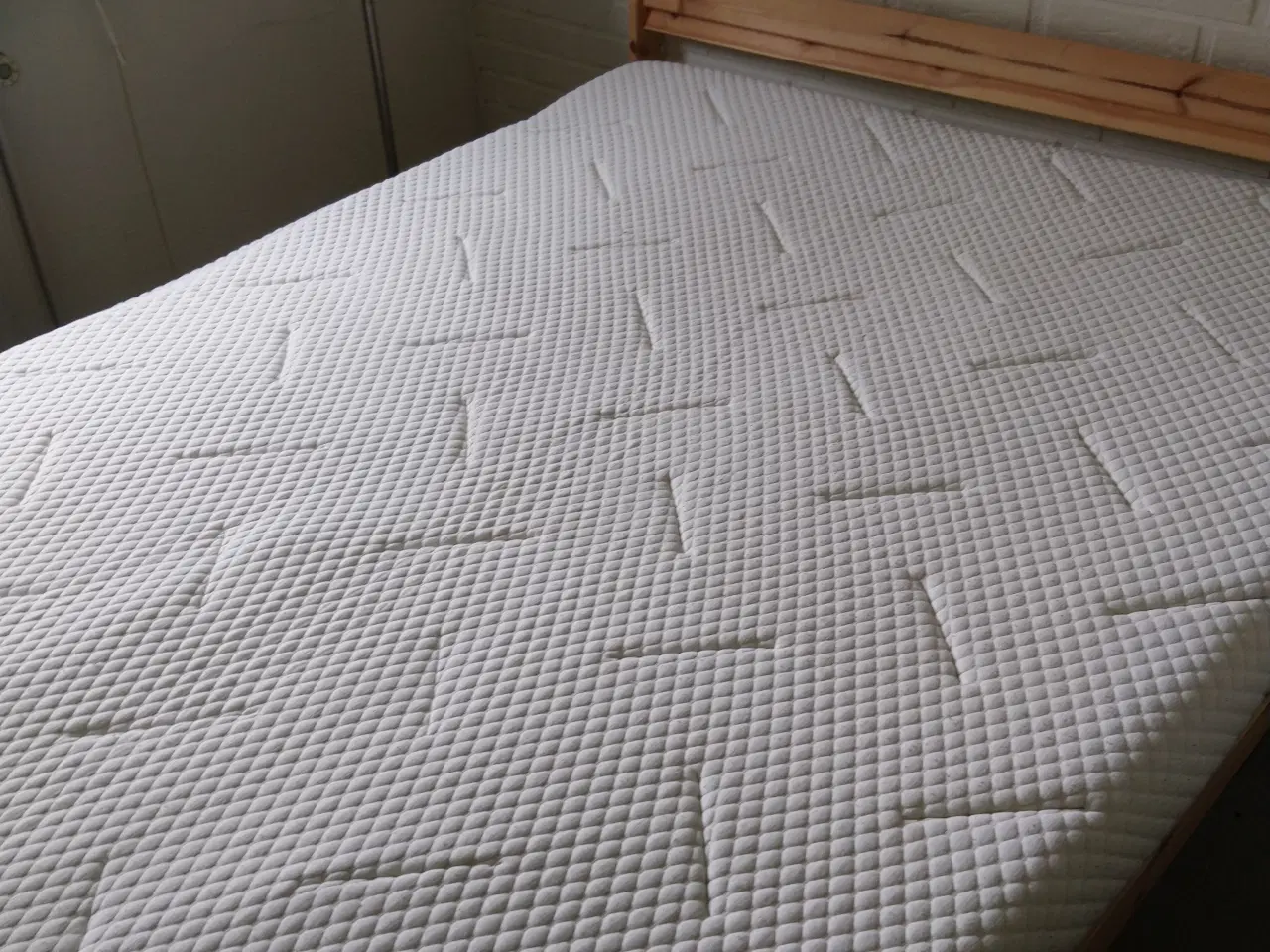 Billede 1 - IKEA tre sengeramme plus madras og topmadras