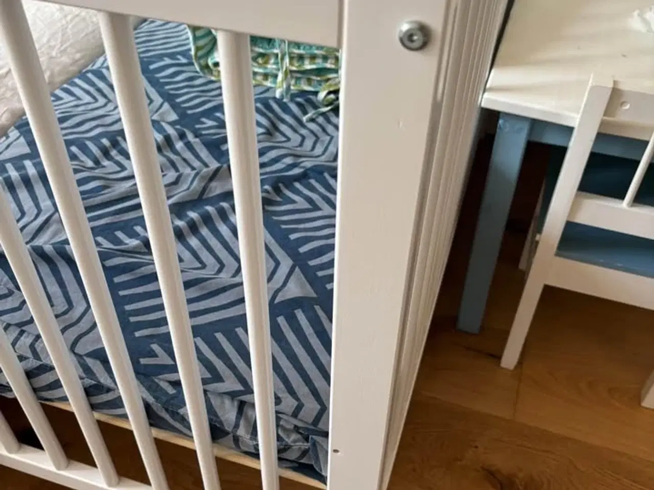 Billede 3 - Babyseng med aftagelig side + madras og sengekant 