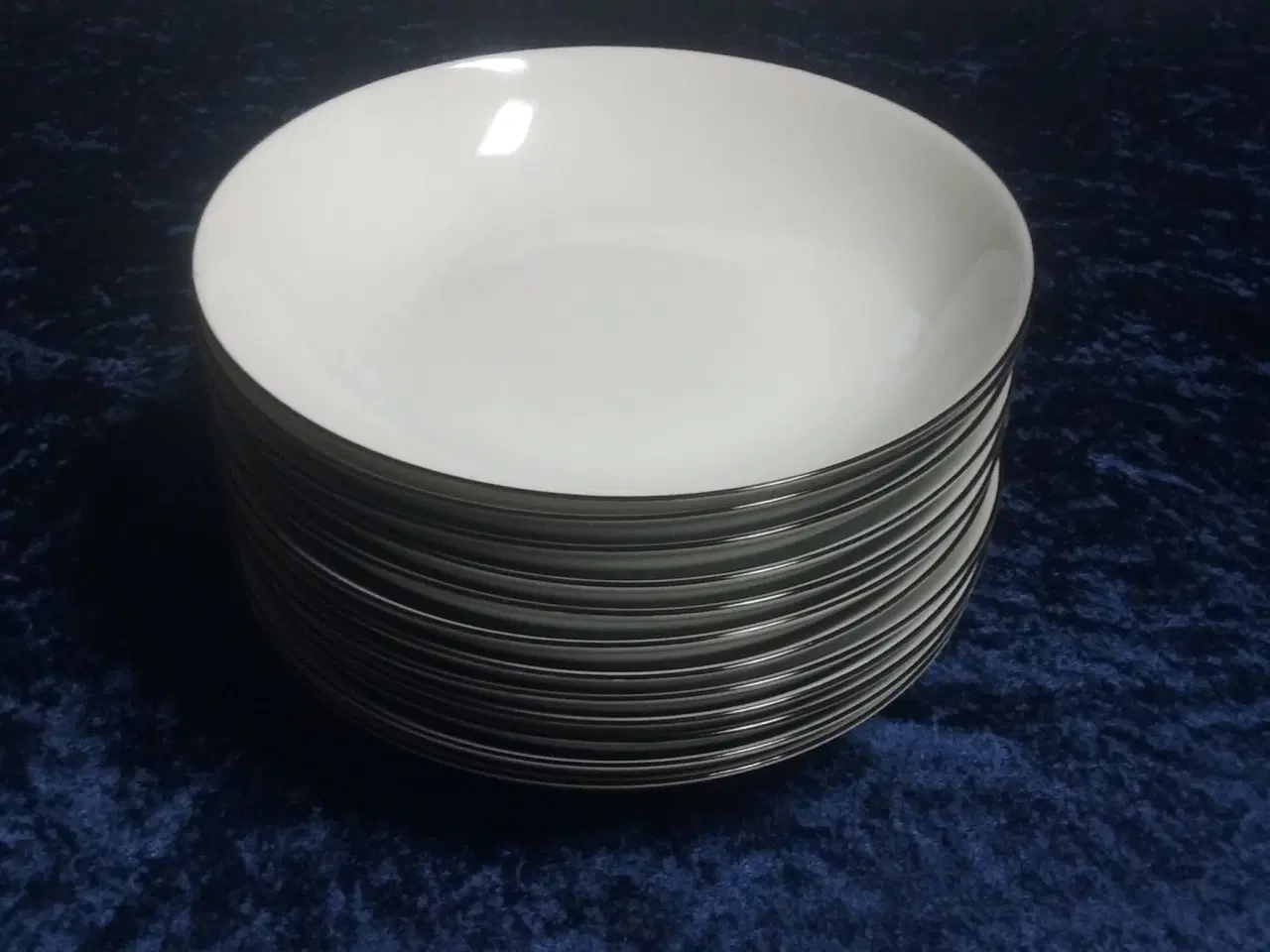 Billede 1 - Sort Atelier 12 suppe / dybe tallerkener som nye