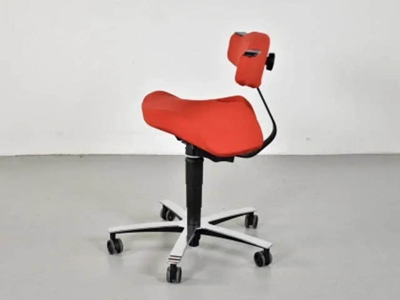 Billede 2 - Frapett kontor-/sadelstol med rødt polster og krom stel