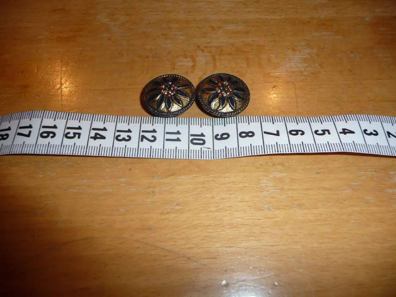 Billede 2 - 2 gamle metal knapper med blomst