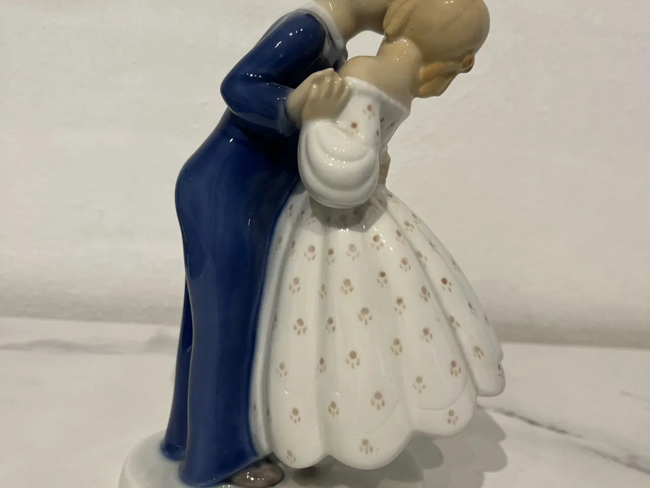 Billede 2 - Kyssende par fra Bing & Grøndahl