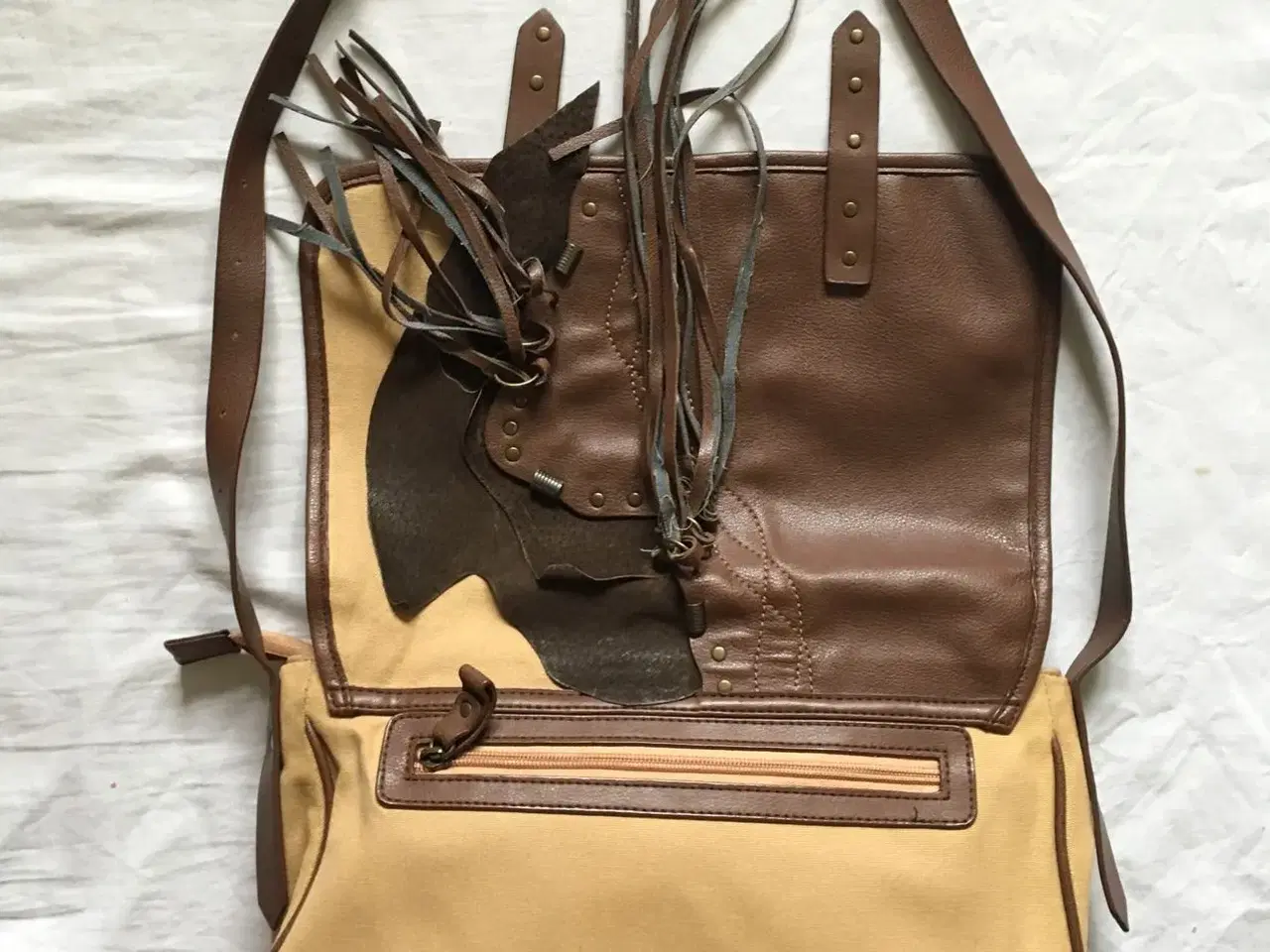 Billede 2 - Beige og brunfarvet taske