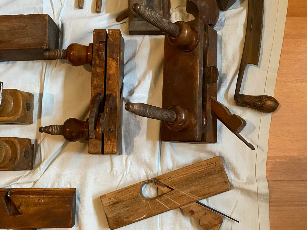 Billede 1 - Diverse høvle fra snedker og tømrer samt økse 