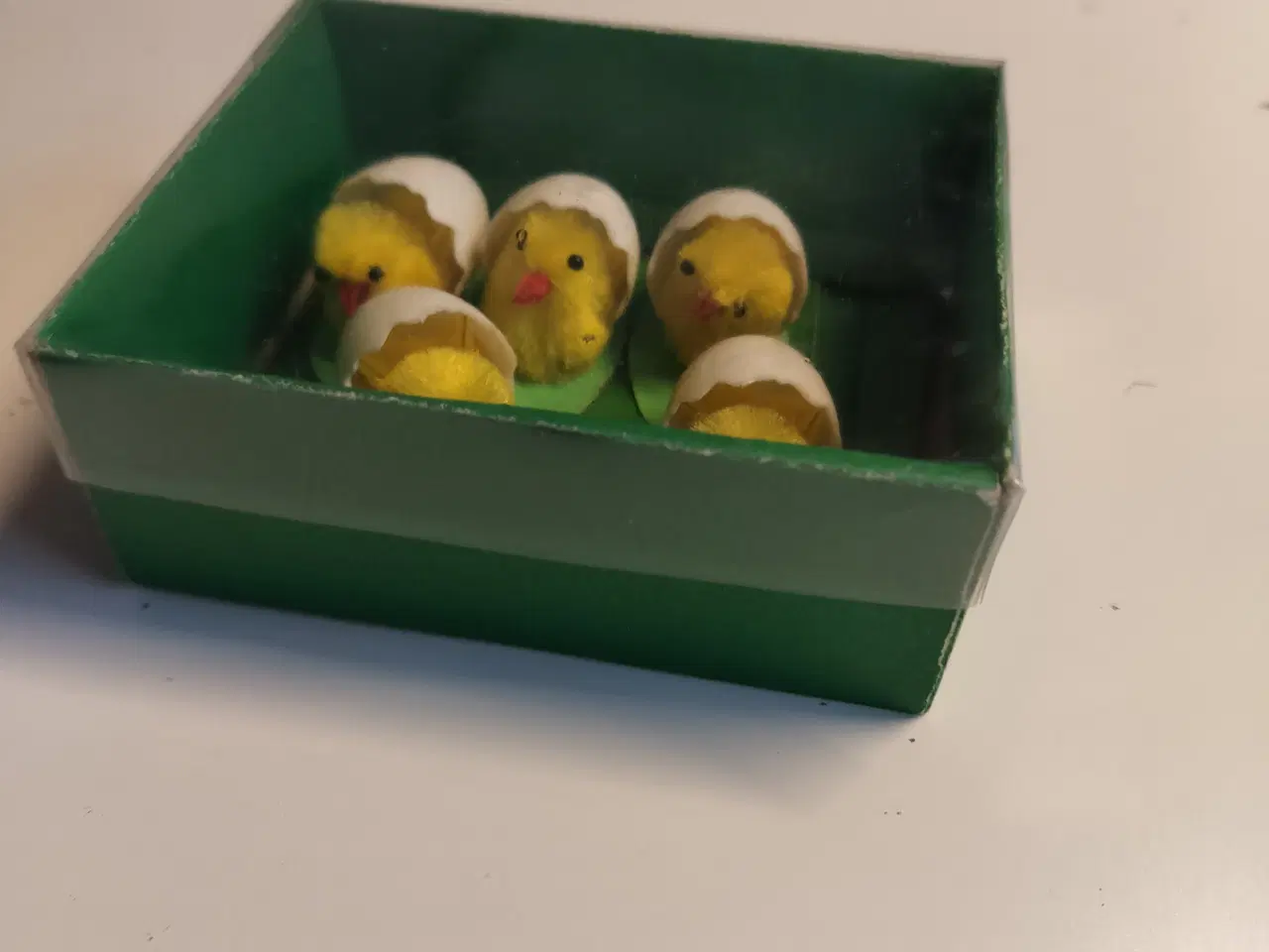 Billede 2 - retro 5 små påske kyllinger i æggeskal.