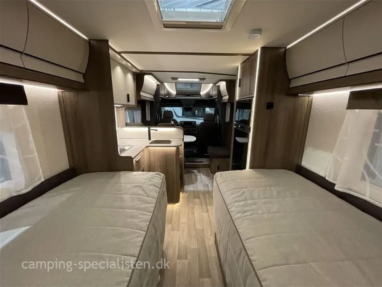 Billede 13 - 2025 - Kabe Travel Master Royal X780 LT   Kabe Travel master Royal X780 LT med ende badeværelse model 2025 kan ses hos Camping-Specialisten.