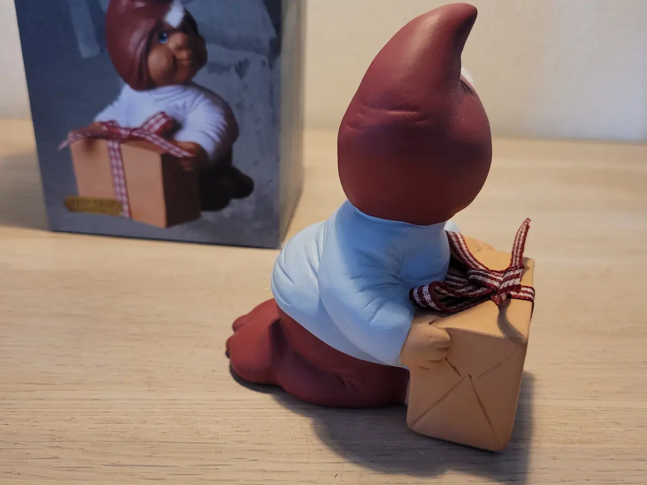 Billede 2 - Trip Trap/ Klarborg Oliver nisse med gave