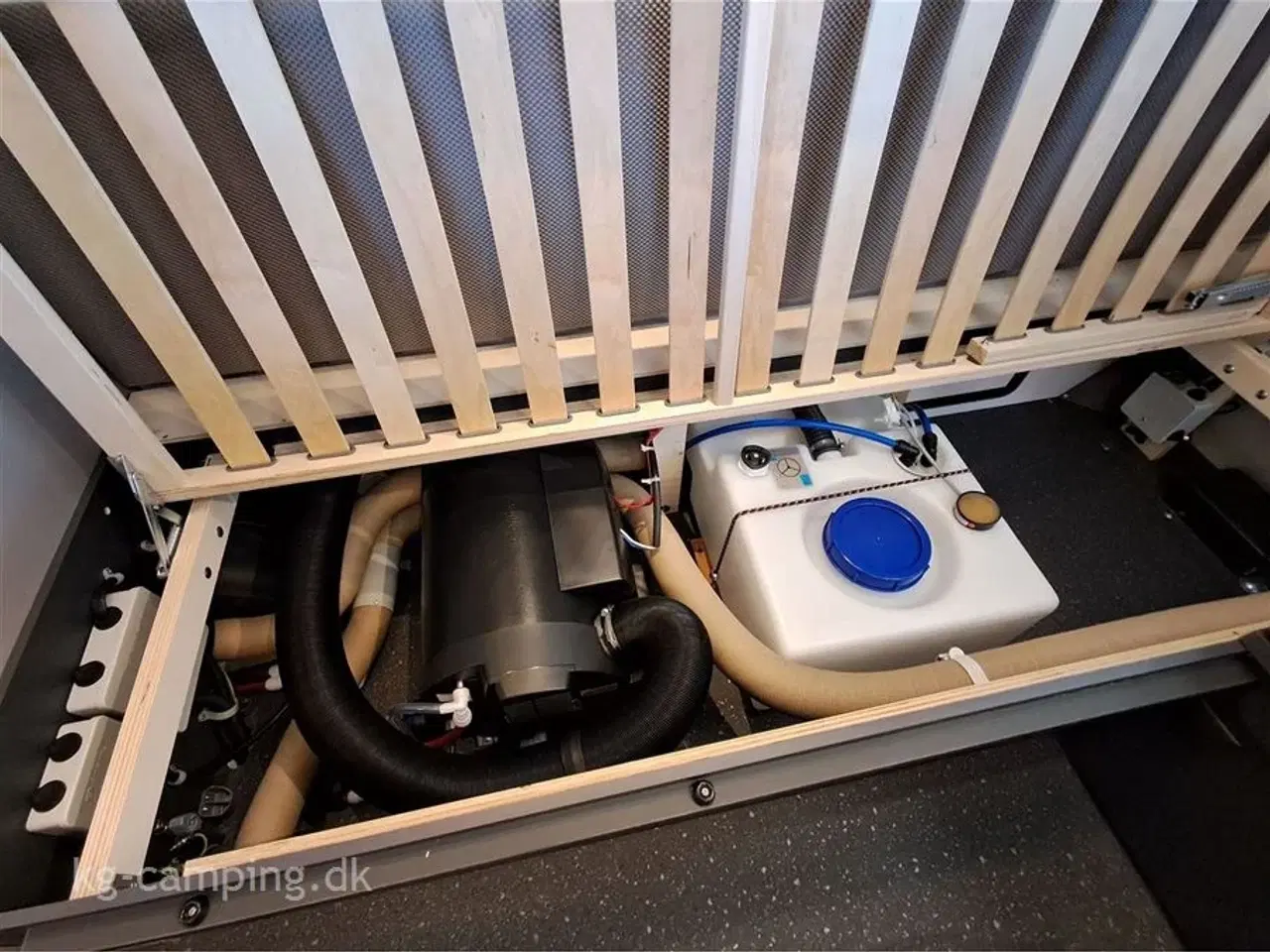 Billede 16 - 2026 - Adria Action 391 LH Sport   2026 Nyhed - Action 391 LH SPORTS med TRUMA Combi 4 E og lyst hyndestof