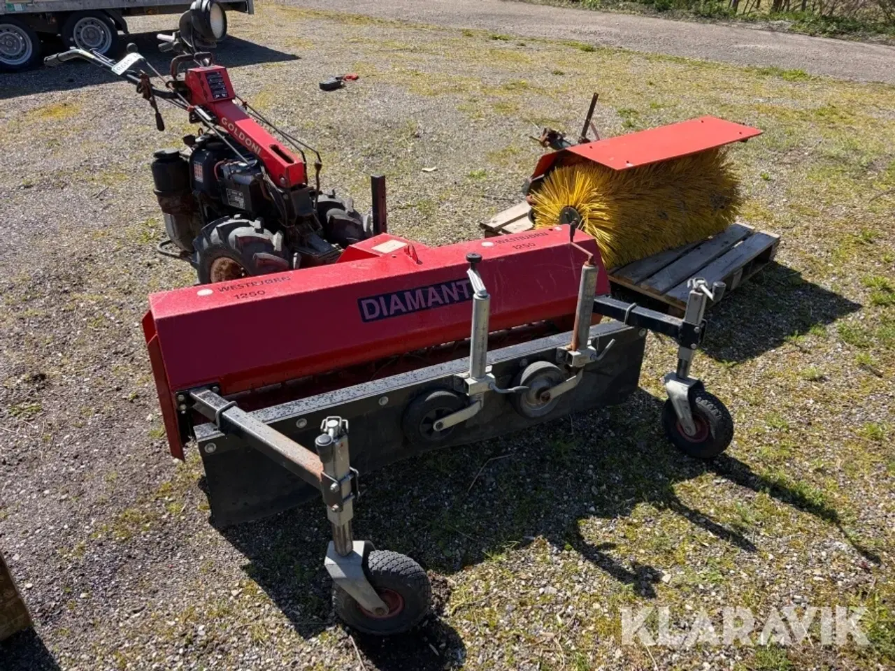 Billede 2 - Redskabsbærer Goldini 140 AB2 - Diesel - med stenrive og kost